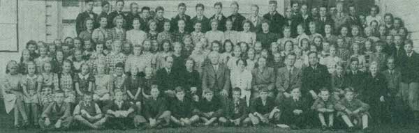 Skolbilder är Nykarleby Samskola cirka 1940, när Leo just blivit författare. Den tolfte pojken från vänster räknat i översta raden är Lars Huldén.