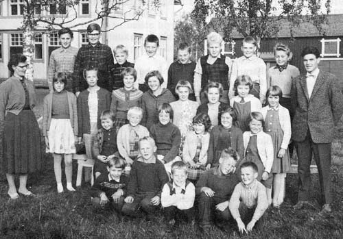 Skolan år 1960—61 med lärare Rakel Karp och Göran Lindell.
