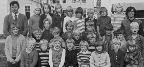 Kovjoki-Markby folkskola med sina lärare Rakel Karp och Gustav Slotte. 1972—73. 