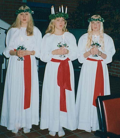 Nykarlebys Lucia 1995: Sara Finskas med tärnorna Jenny Sundqvist och Sari Järvenpää.