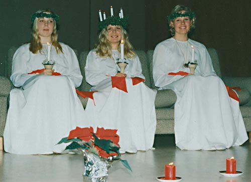 Nykarlebys Lucia 1997: Lena Finskas med tärnorna Åsa Byggmästar och Sara Sundholm.