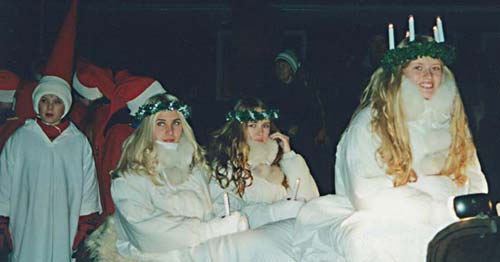 Nykarlebys Lucia 2000: Caroline Ahlfors med tärnorna Sofia Wik och Marika Renvall.