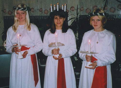 Nykarlebys Lucia 2002: Pamela Dahlkvist med tärnorna Pia Solvin och Tanja Wikström.