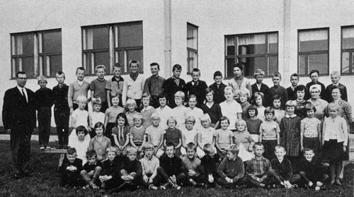Lärare, skolköksa och elever år 1963.