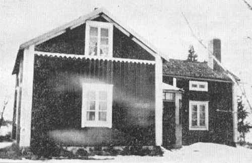 Jakob Bäcks hem under hans vistelse i Nykarleby, som gift. Stugan, erhållen som arv efter svärfadern, nedrevs och uppfördes ånyo med tillsats av ett rum, så att densamma kom att omfatta trenne rum.