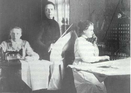 Telefoncentralen med föreståndarinnan, frk Hanna Wenman, som vid sidan av sitt arbete som sömmerska skötte centralen 1891—1920.
