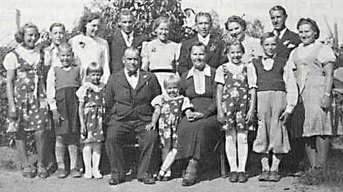 Forman Alfred Sund och hustru Aina med 14 av sina 16 barn. 