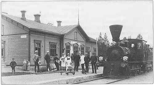 Kovjoki järnvägsstation. Uppvaktande Nykarlebybor vid stambanetåget. 