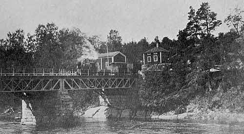 Tåget svänger in på bron från Andra sjön. 