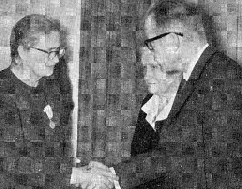 Inspektor Viljanen överlämnade den 26 maj 1968 till Adèle Tillman den av rikets president och stadsförbundet förlänade medaljen av 1 klass med guldkors av Finlands vita ros orden. 
