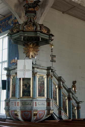 Predikstolen i Nykarleby, snidad av Abraham Eliasson Runström och målad av Johan Alm 1757.