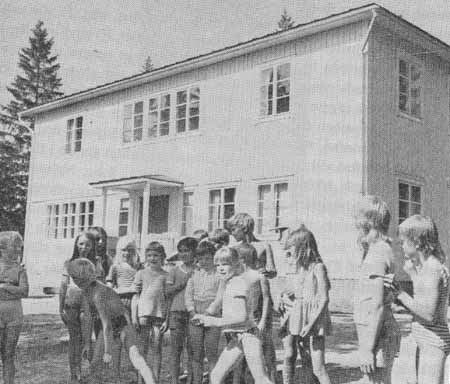 Kolonigården på Roparsand. Barngruppen 1972 i förgrunden.