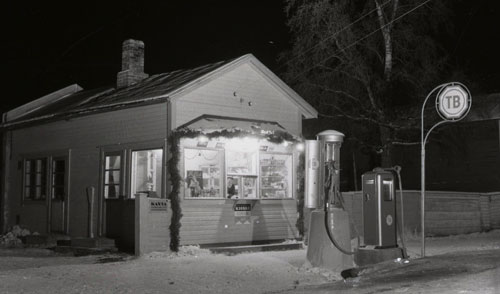 Elmer Holms TB-mack och kiosk vid Sollefteågatan julpyntad med grangirlang. 