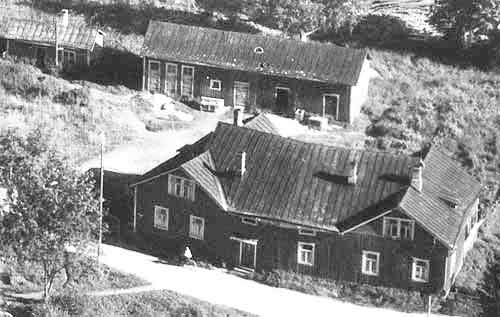 Barhemmet från söder omkring 1955. "Hon köpte den intill, österom liggande gården av Valdemar Bergman och byggde ihop dem."
