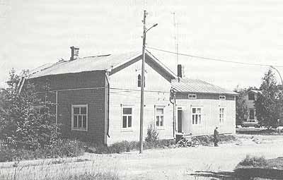 Kofferdiskepparen E.A. Henelius gård på tomt nr 12 vid S. Tvärgatan, från 1871—1899 sjömannen Johan Bomans gård. Den köptes 1899 av kantor J.W. Nessler, som flyttade sitt tryckeri hit. Efter ÖP:s upphörande i jan. 1968 förföll fastigheten och revs i maj 1984.