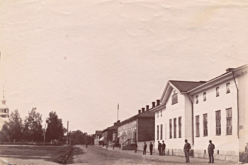 Norra Torggatan, senare Bankgatan, vid sekelskiftet. Innan bankeran började ägdes gårdarna räknat från höger av P.A. Lybeck, Albert Dyhr, C.J. Berger och C.W. Sundström.