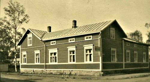 Otto Valdemar Andersson byggde gården någon gång efter 1916 när han återvände från Amerika och drev gästgiveri. Notera skylten! 