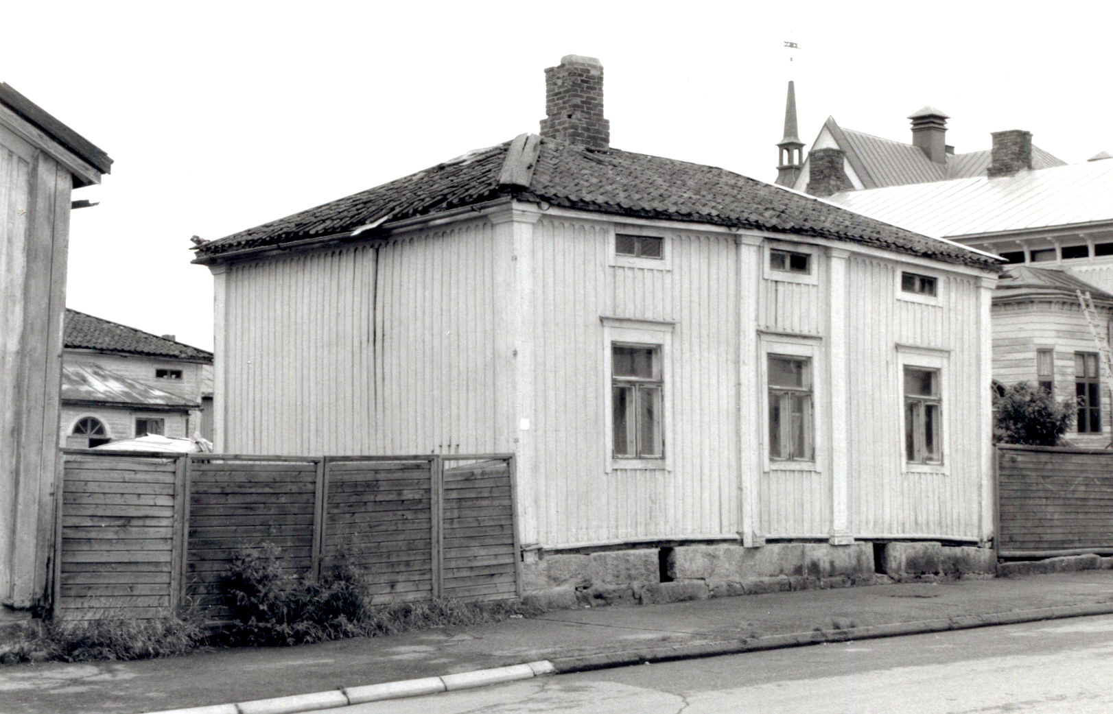 År 1973 verkade Nykarleby boden i byggnaden. Affären hette senare Sko-boden och fanns i f.d. Sarlins gård.