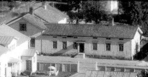 Huset som stod där Alkohuset byggdes. Bergfeldts i förgrunden. 1960.