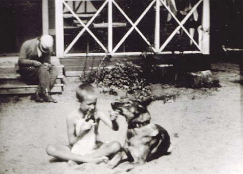 Jag, Dora och katten Jontti vid vår villa. Ca 1936. Min far på trappan slipar en kniv. 