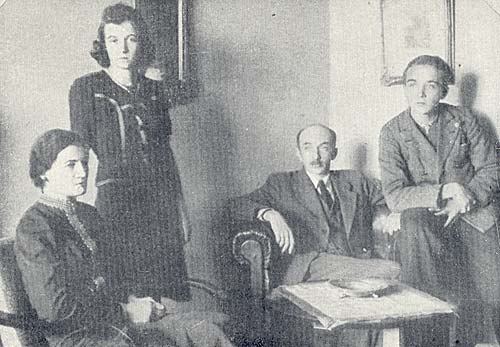 Familjen samlad 1940: Saima, Lisa, R. R. och Lasse Eklund