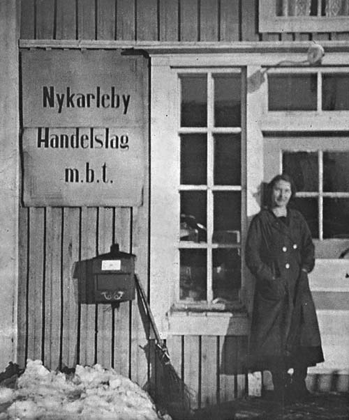 Nykarleby Handelslags filial i Markby med skribenten själv i förgrunden.