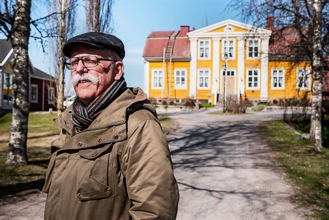 Henry Nygård, docent i nordisk historia vid Åbo Akademi, har skrivit biografin 'Hygien, arv och svenskhet' om läkaren Woldemar Backman, bland annat uppvuxen på Juthbacka