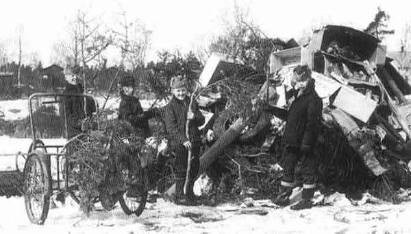 Påskbrasa bestående av bl.a. papplådor, gamla bildäck, riskvistar och träbitar, som barnen i Nykarleby samlat ihop. 