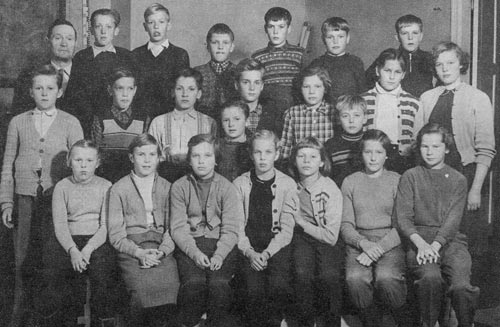 Lärare Knutar med sin klass. År 1955.