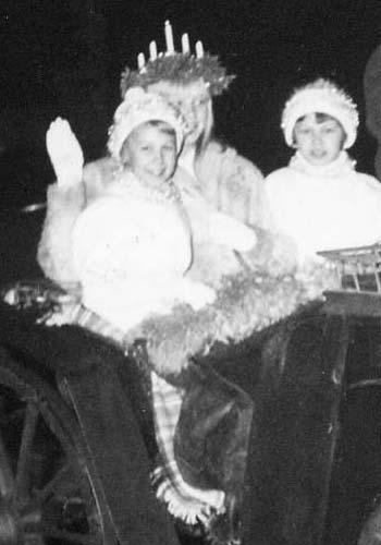 Nykarlebys Lucia 1964: Anna-Lisa Söderlund med tärnorna Britt-Marie Eklund och Viveca Lundqvist.