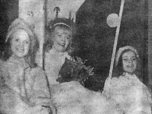 Nykarlebys Lucia 1968: Gertrud Engstrand med tärnorna Bernice Andersson och Elisabeth Björklund.
