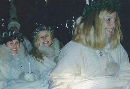 Nykarlebys Lucia 2001: Anne Lindgren med tärnorna Jonna Back och Maria Yliaho.
