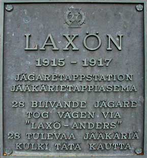 Minnestavlan över jägaretappstationen på Laxön.