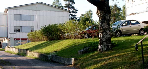 Minnesplattan finns strax till vänster om björken. Kårkulla samkommun flyttade in i hörnlokalen i "Adventkapellet" när Nykoprint i december 2006 flyttade till sin nya hall på Kampen. 