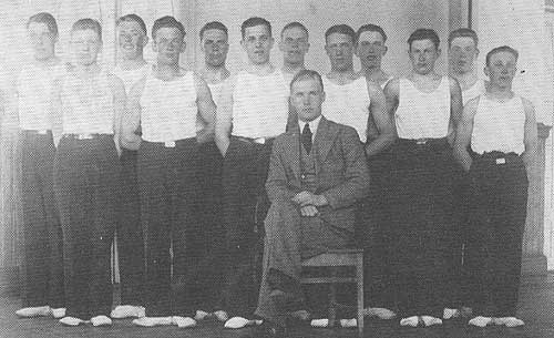 Uppvisningsgymnastiken var populär på 30-talet och 1936 hade NIK en grupp s.k. elitgymnaster. Fr.v. Arne Nystedt, Gösta Granlund, Teodor Lund, Paavo Hauta-aho, Väinö Lipasti, Tor Willman, Armas Pihlainen, Holger Sund, Torsten Hägglund, Nils Eklund, Henrik Löwing och Sven Nylund. Truppens ledare var Holger Sallmén. 
