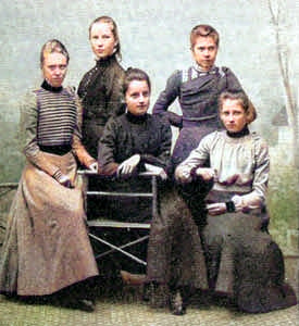 Elever i Hedströmska flickskolan på 1890-talet. Från vänster: Karin Sarlin, Olga Häggström, Hjördis Grundfeldt, Fanny Holstius och Helmi Polén. 