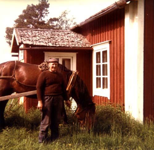 Vallu och Prins vid morbror "Skata-Hjalmars" stuga vid Skatan 1974.