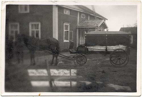 Min farfar Fredrik Liljeströms sista färd med likvagn från Isakas i maj 1947. 