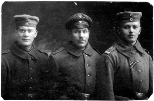 Tre vapenbröder i Libau. Min far t.v., gamlakarlebybon Roley Sandström t.h., mannen i mitten okänd för mig.