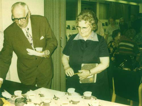 Viola Segerstam och okänd äldre herre vid kaffebordet. Den 30 oktober 2007 meddelade Bosse Ahlnäs att mannen är hans far Uno Ahlnäs.