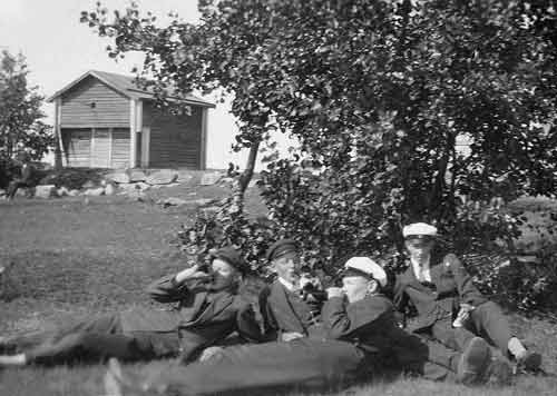 Gunnar Granlund med seminaristkamrater på utfärd vid Andrasjön i slutet på 1920-talet.