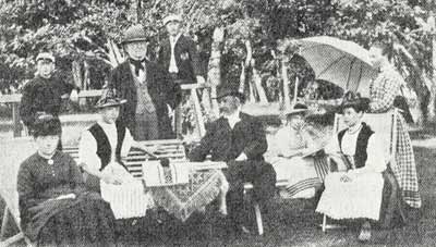 Familjen Lybeck med gäster på Charlottenlund, foto 1887.  Sittande: Lotta Lindqvist, Ingrid Nyberg, Z. T., Eva Topelius, Elsa Nyberg.