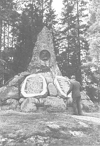 Monumentet vid Jutas restes 1885. Det upptar bl.a. Döbelns medaljongporträtt, och slutstrofen ur Runebergs dikt.