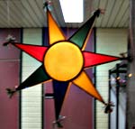 7-uddig stjärna med tofsar vid biblioteket. 