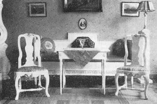 Bordet i empirestil, de båda stolarna bondrokoko